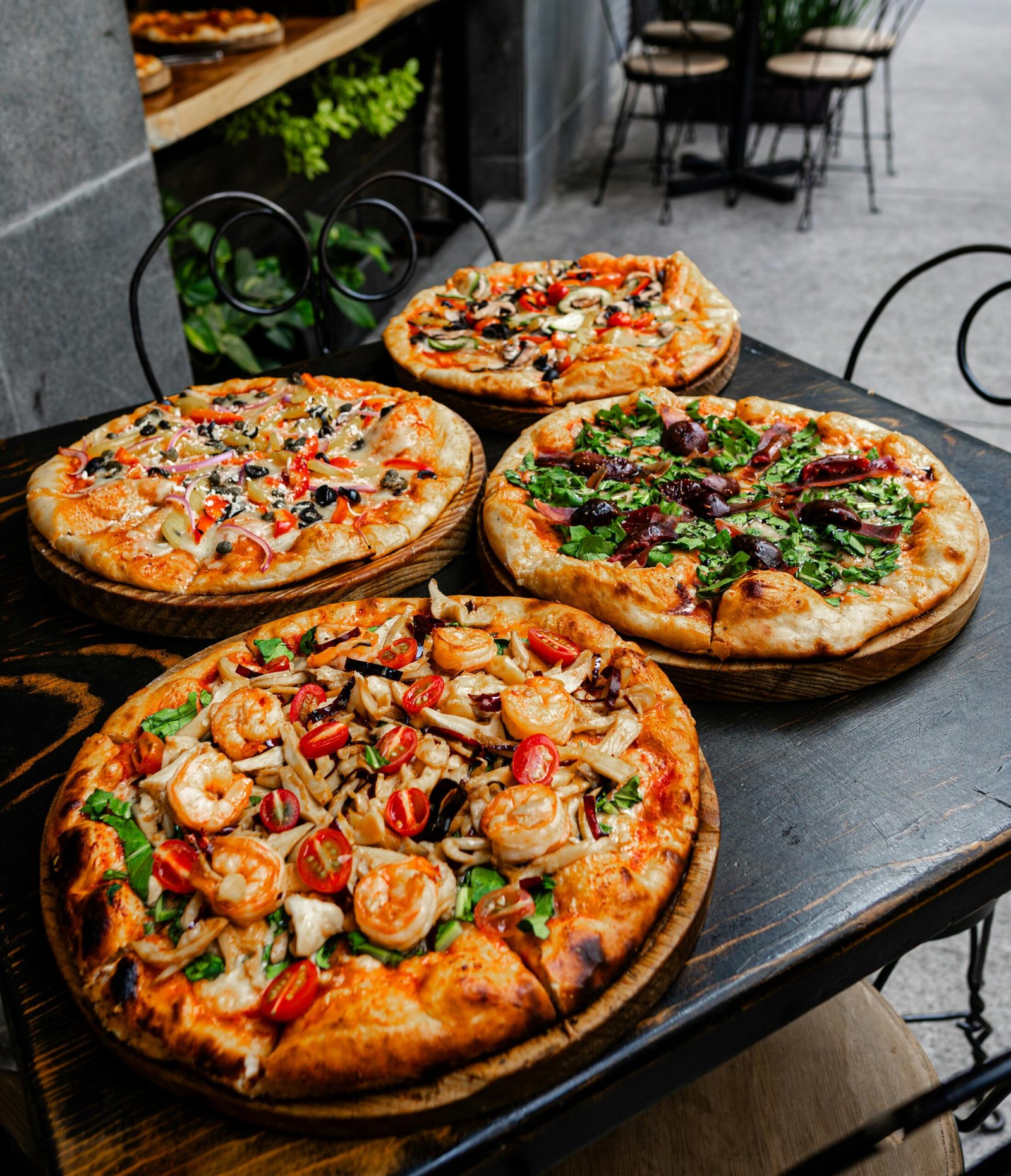 Enjoy diverse gourmet pizzas at a stylish pizzeria in Ciudad de México, ideal for food lovers.